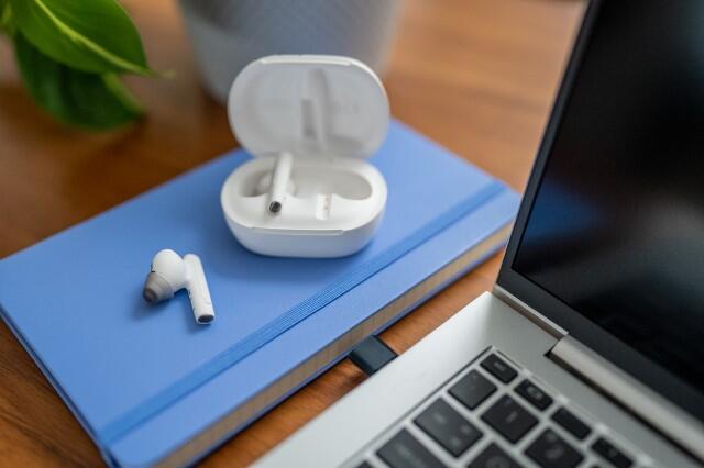 Poly Voyager Free 60+ UC Headset In-Ear weiß