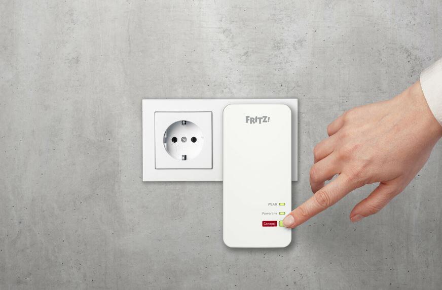 FRITZ!Powerline 1240AX WLAN WiFi6 an Wandsteckdose anschließbar