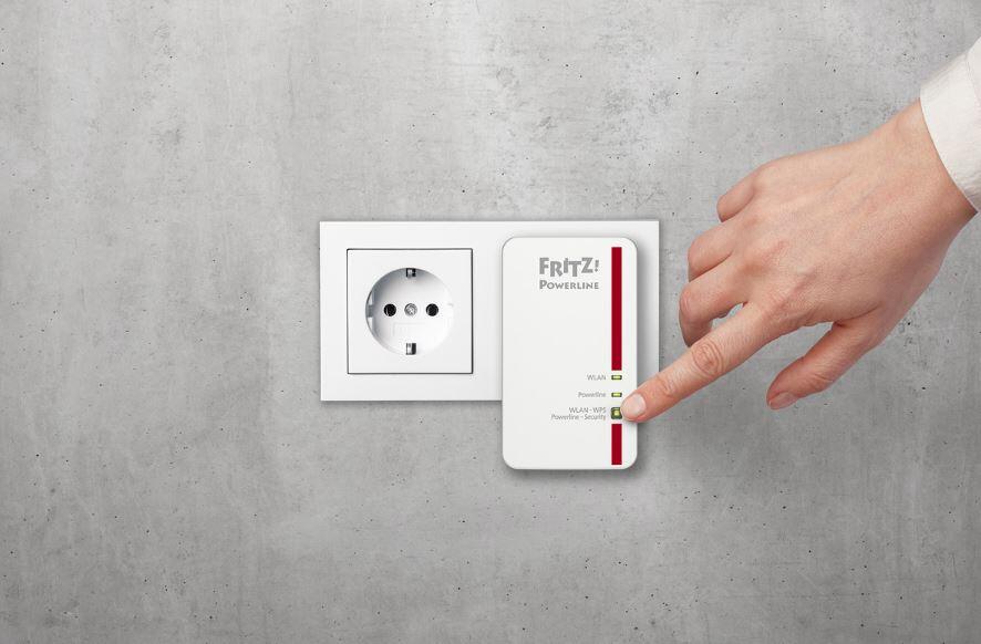 AVM FRITZ Powerline 1240E WLAN Set Powerline Adapterkit GigE, HomePlug AV WiFi 2,4 GHz an Wandsteckdose anschließbar