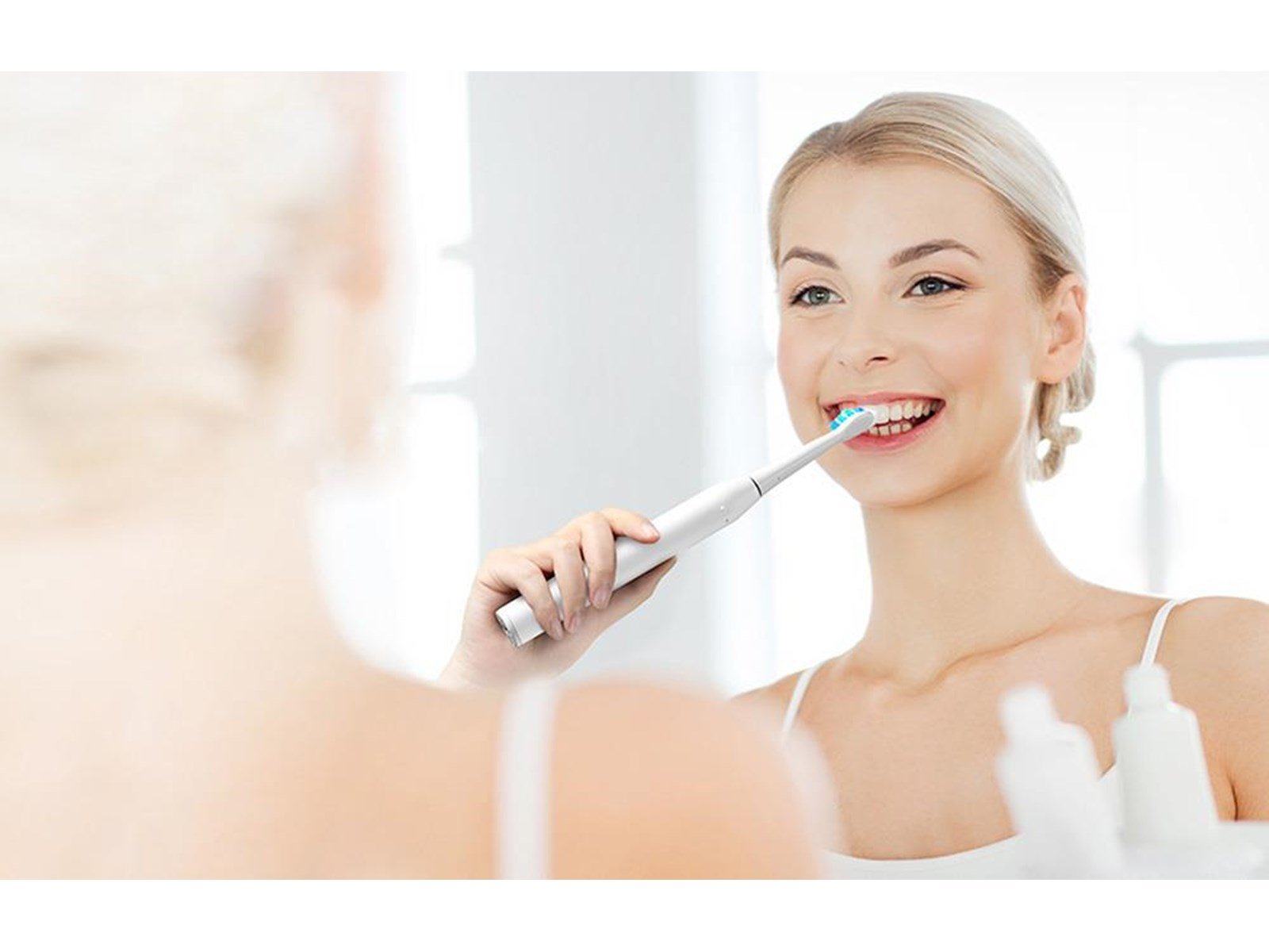 Bitvae Elektrische Zahnbürste Sonic toothbrush with tips set and travel case D2 (white)