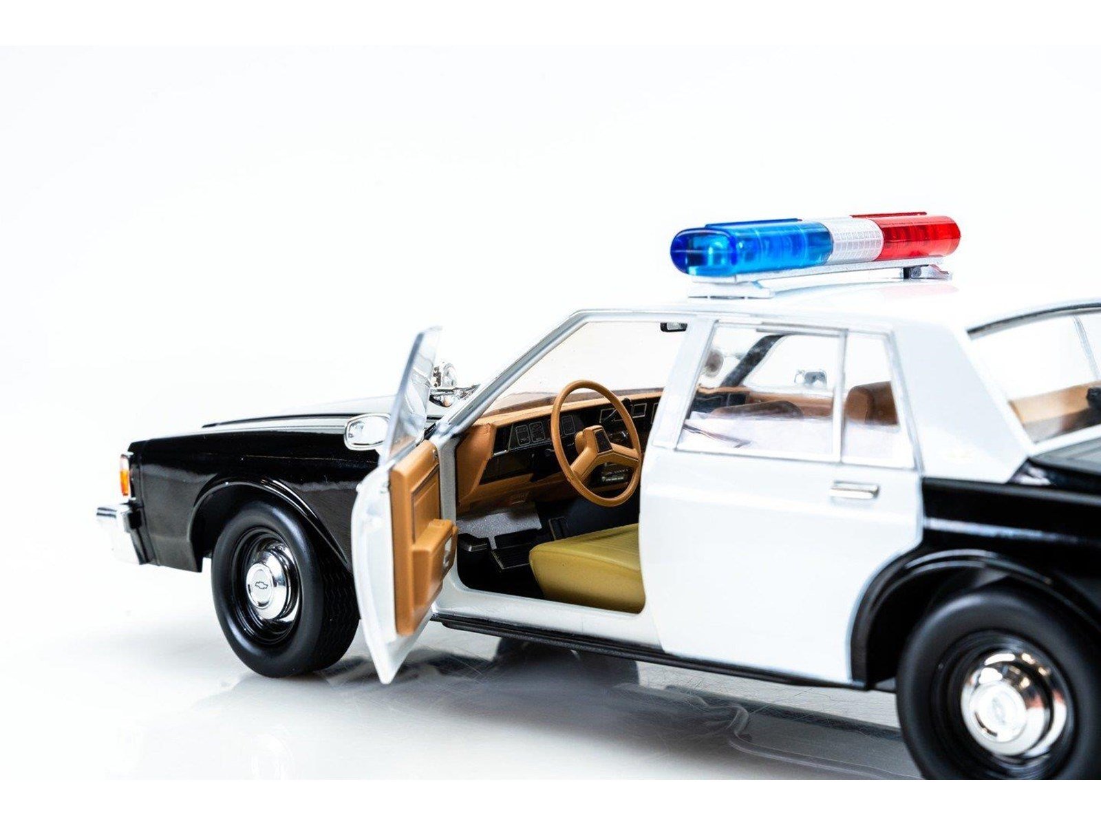 Greenlight 1/18 Artisan Collection - Terminator 2 (1991) - 1987 Cheverolet Caprice with Android