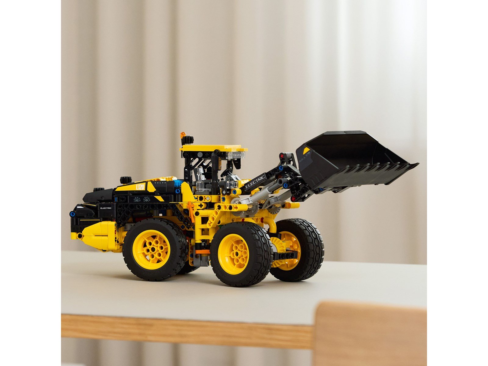 LEGO Technic 42209 Volvo L120 Electric Radlader