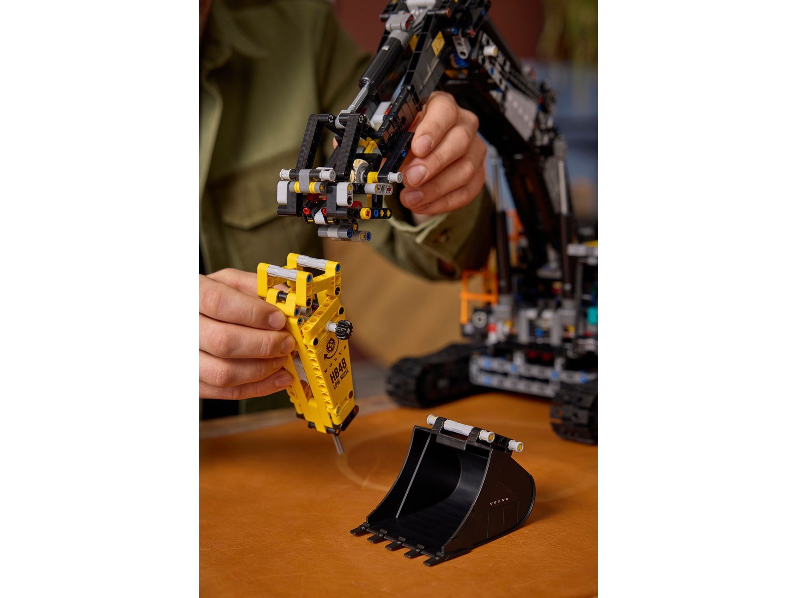 LEGO Technic 42215 Volvo EC500 Hybrid Bagger