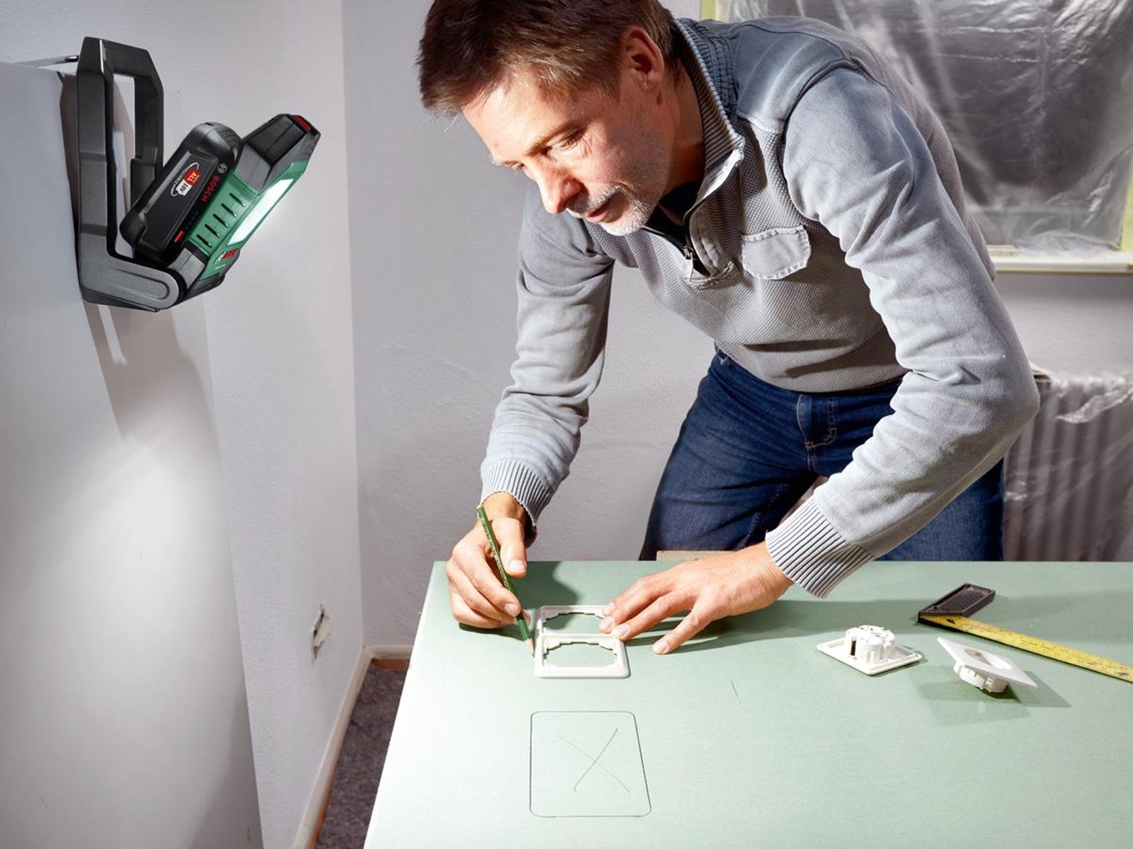 Bosch Flashlight UniversalLight 18V-2100