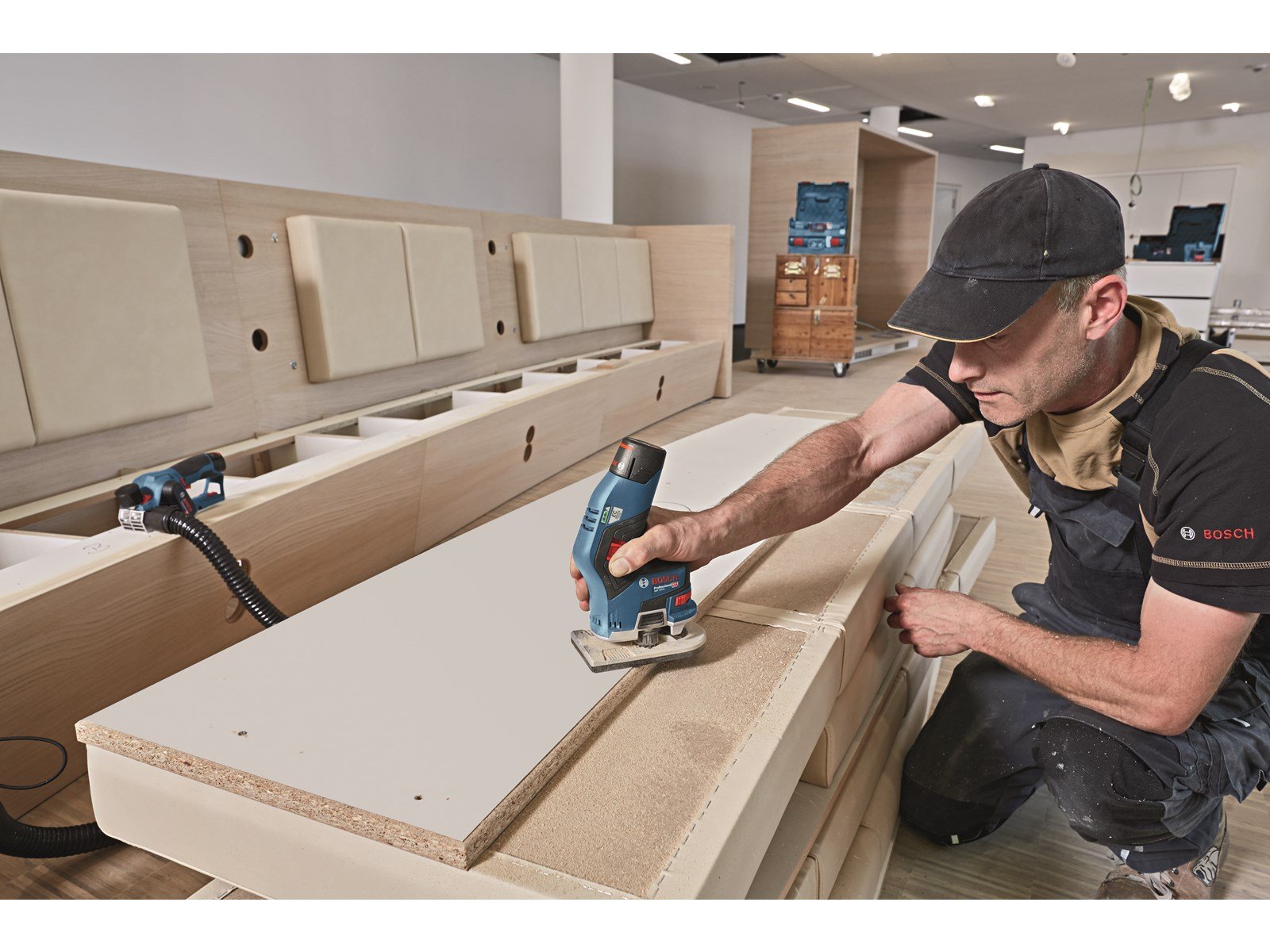 Bosch Professional AKKUKANTFRÆSER GKF 12V-8 2X3.0AH L-BOXX