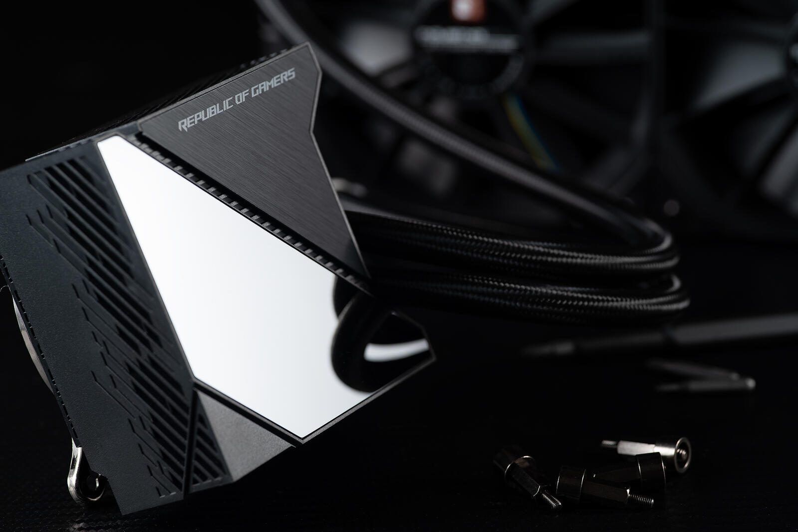 ASUS ROG RYUJIN 240 All-in-One CPU-Wasserkühlung (OLED-Display, Aura Sync RGB, Noctua-Industrial-PPC-PWM-Lüfter)