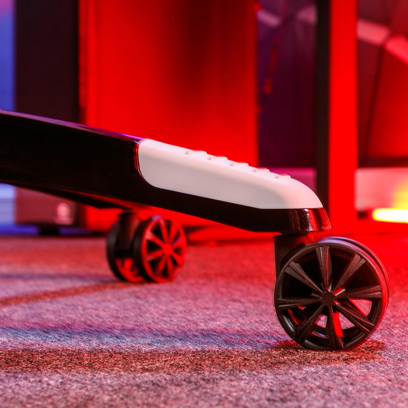 B-WARE X Rocker Agility eSports Gaming-Bürodrehstuhl mit LED-Beleuchtung & App-Steuerung - schwarz/weiß