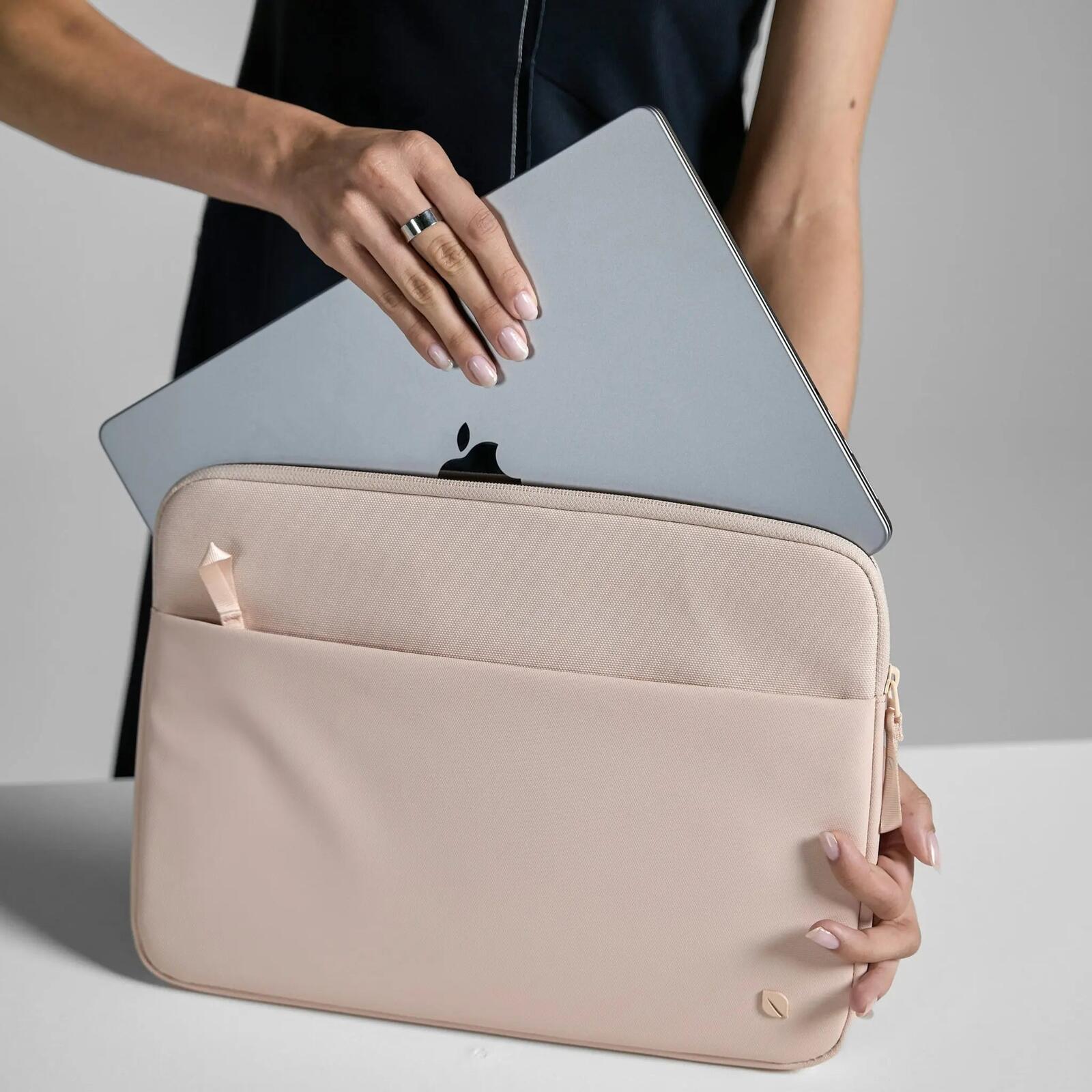 Incase A.R.C. Schutzhülle mit Tasche 16 Zoll